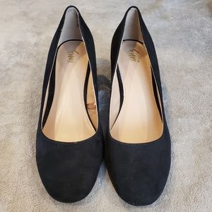 NWOT. Women's black shoes w/gold size:9